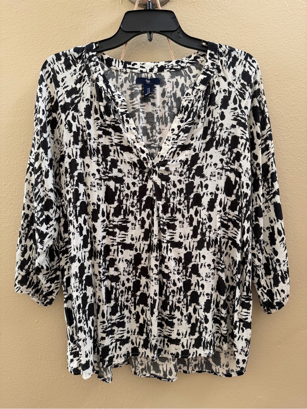 Preloved Gap Black & White Abstract Print V-Neck Women's Top Size M